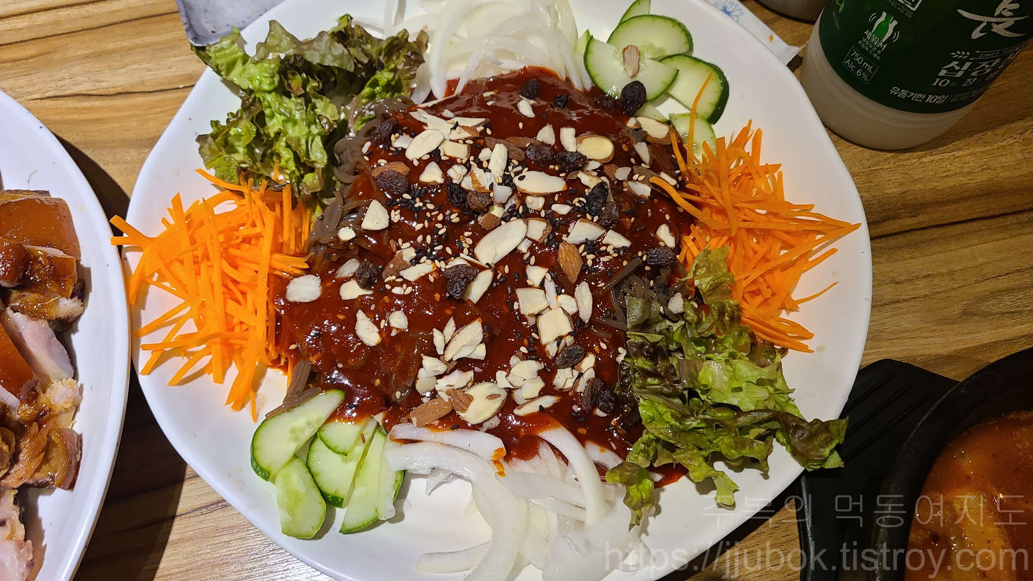 족이맛있는-사또족발-쟁반국수