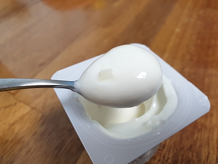 요플레 한 스푼 떠먹기