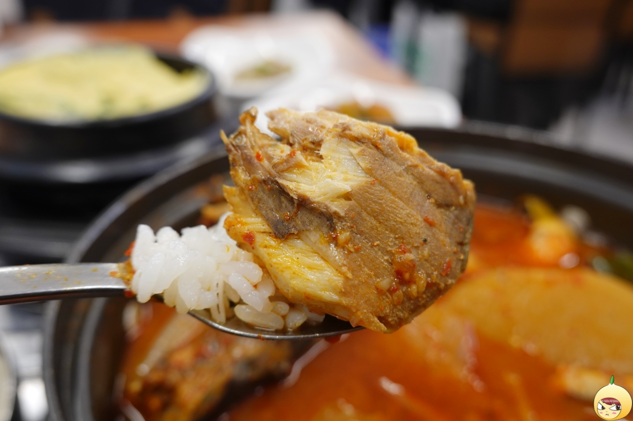 흰쌀밥에 고등어조림 한점