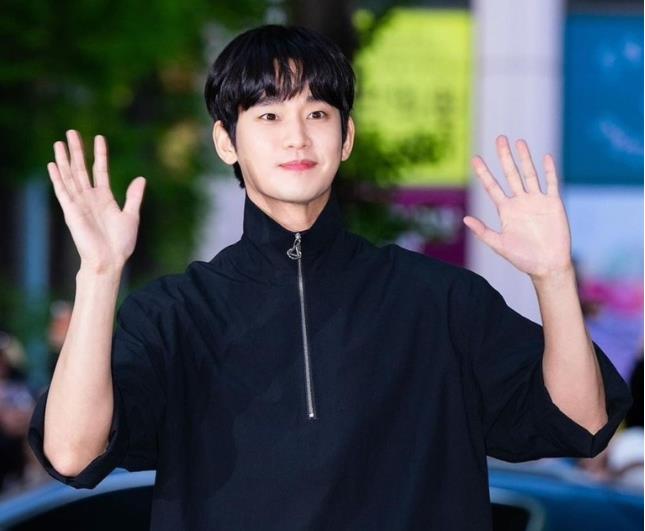 눈물의 여왕 김수현 셔츠