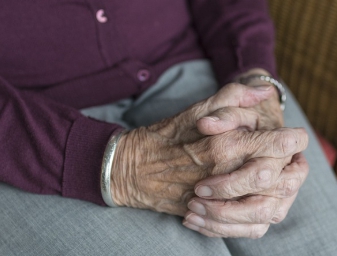 60대 이상 필수템! 잠 못 이루는 밤&amp;#44; 영양제로 해결하자