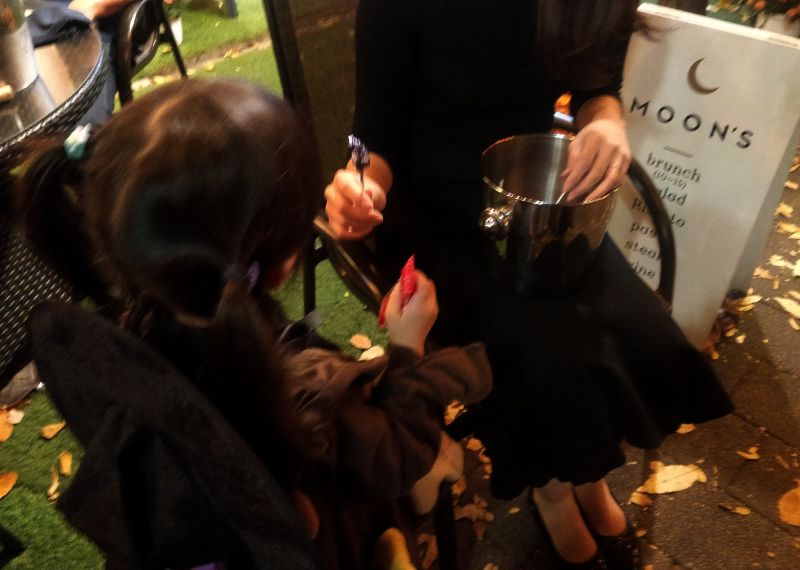 마녀 분장한 쿠앙이가 사탕을 받고있는 사진