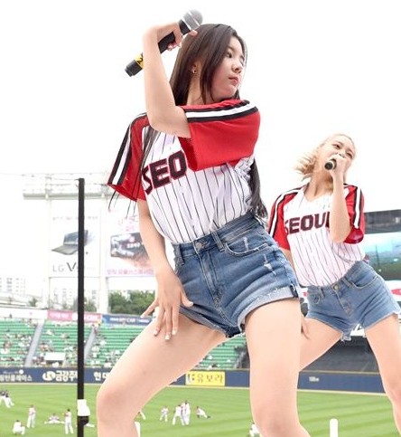 LG 트윈스 ITZY 채령 예지 시구 사진 SSG랜더스