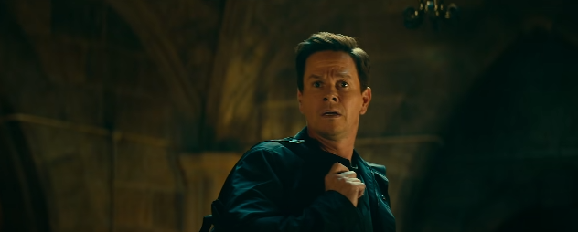 성당에서어딘가를바라보는마크월버그