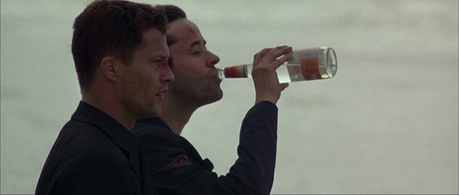 노킹온헤븐스도어 마틴 루디 바다에 도착한 모습