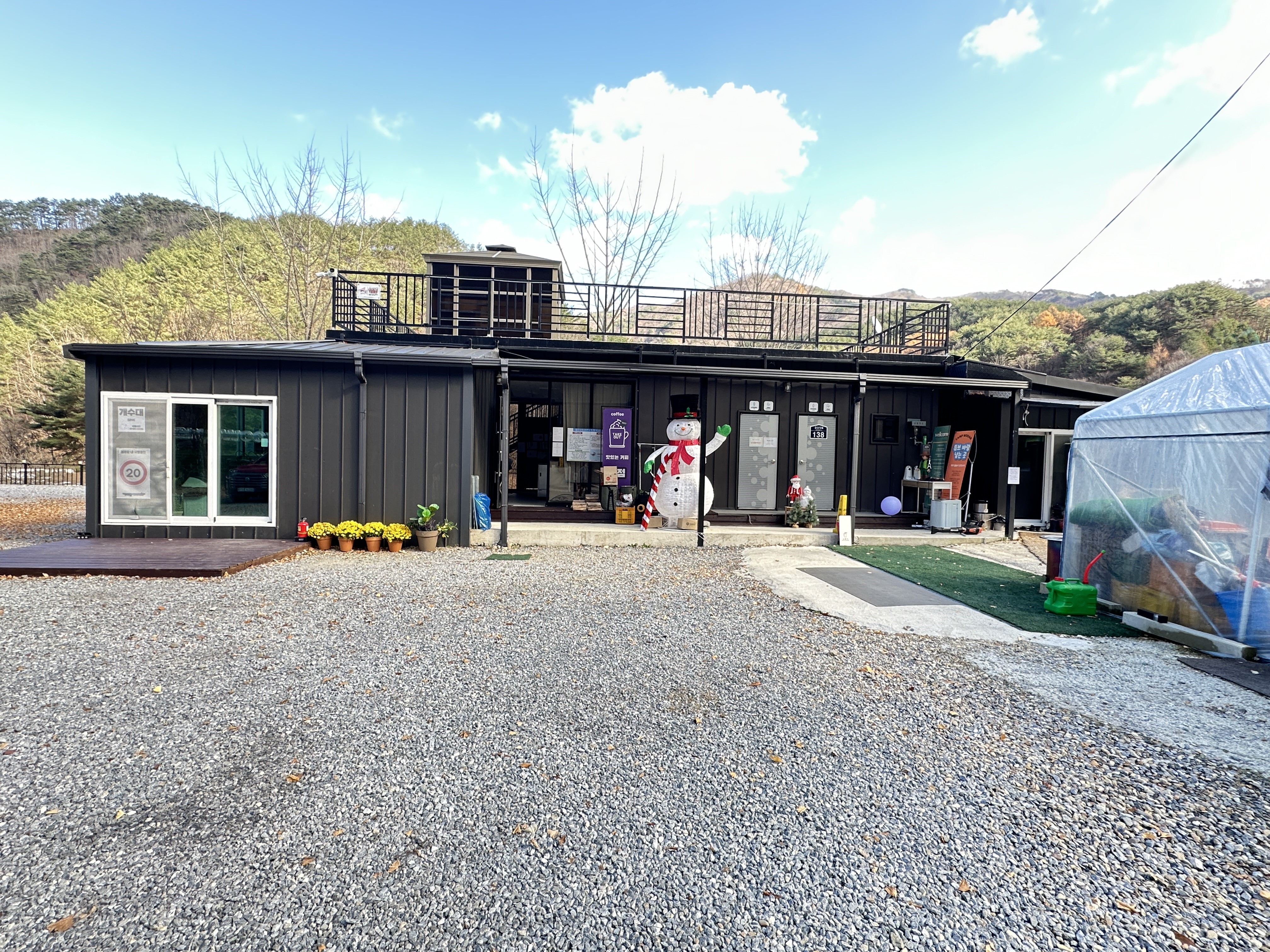 관리동, 매점, 공용화장실, 개수대