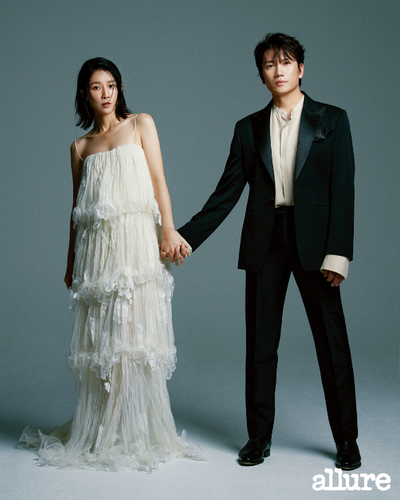 배우 이보영&amp;#44; 지성 부부가 결혼 10주년을 맞아 커플 화보 촬영에서 포즈를 취하고 있다. [사진=얼루어 코리아]