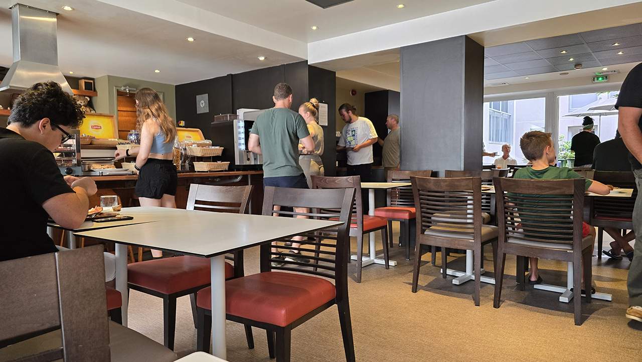 벨람브라 호텔 마젠디 조식 식당