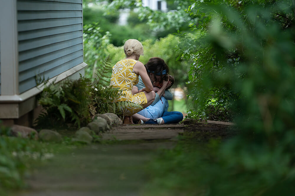 영화 마더스 맥스가 2층 창가에서 떨어진 후 그를 안고 있는 셀린과 곁을 지키는 앨리스