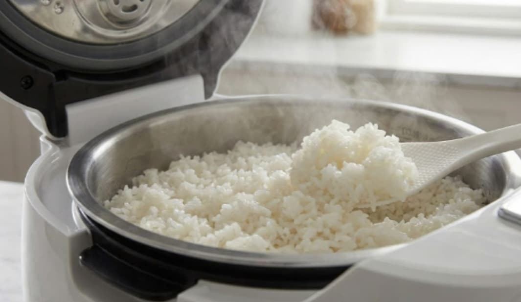 화이트 인테리어 주방에서 밥솥으로 지은 밥