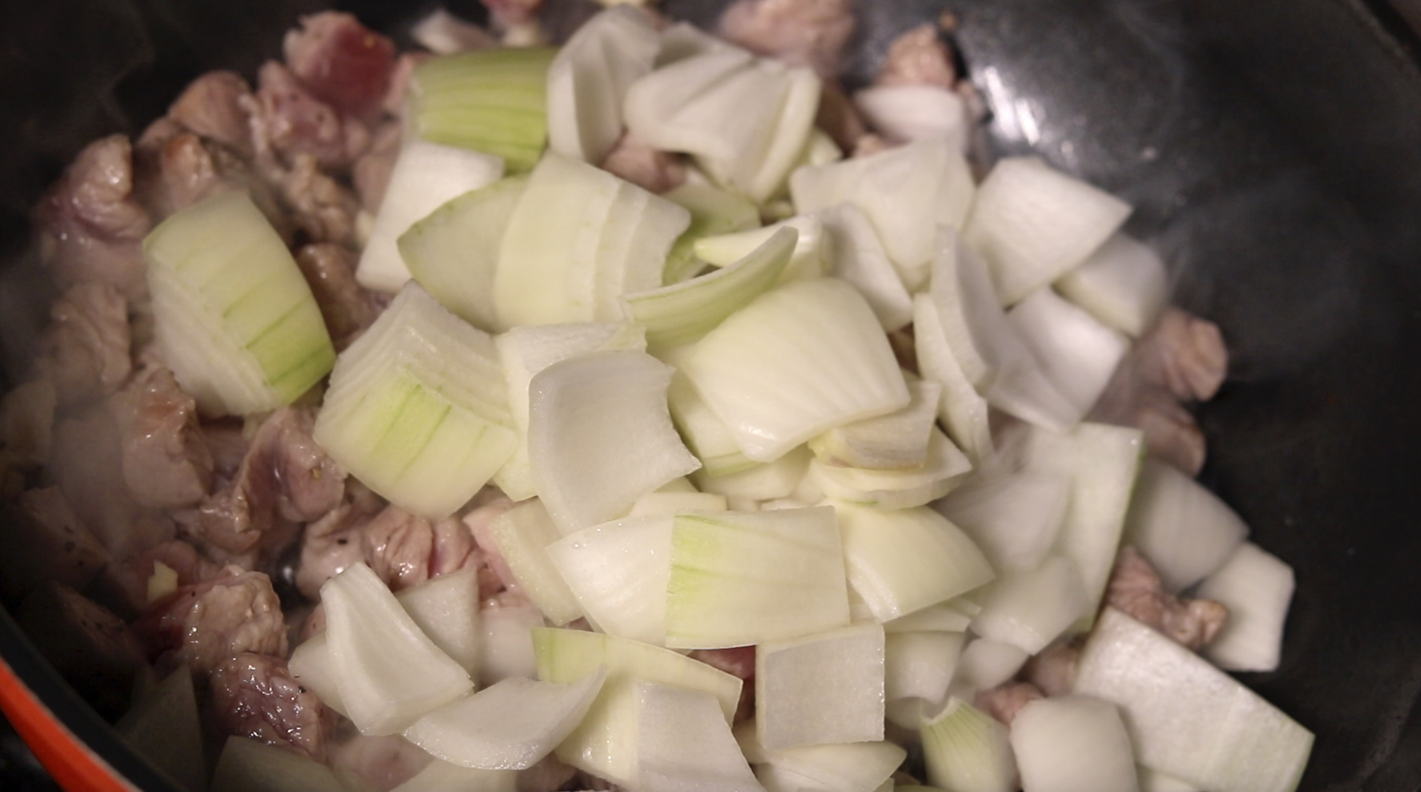 5. 고기가 다 익을 때쯤 양파를 넣어서 볶아주세요. 