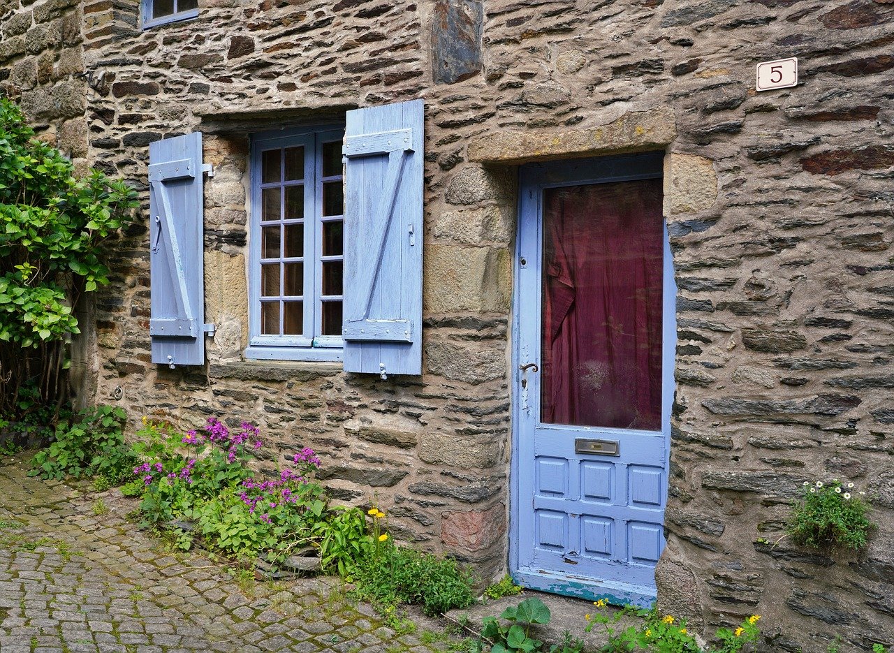 유럽의 주택가 골목길에서 볼 수 있는 문과 창문의 모습