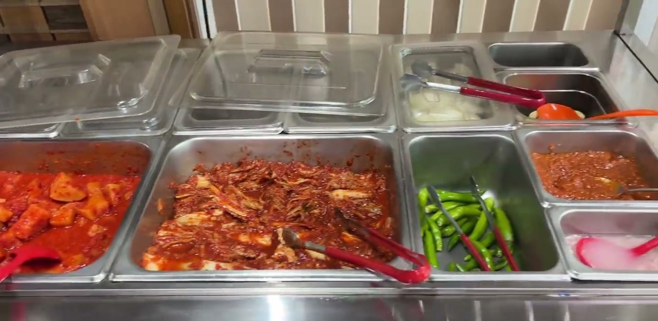 김치는 셀프바에서 리필할 수 있어요. 무김치, 배추김치, 무말랭이가 다 맛있다는데 국밥집은 김치가 맛있어야죠.