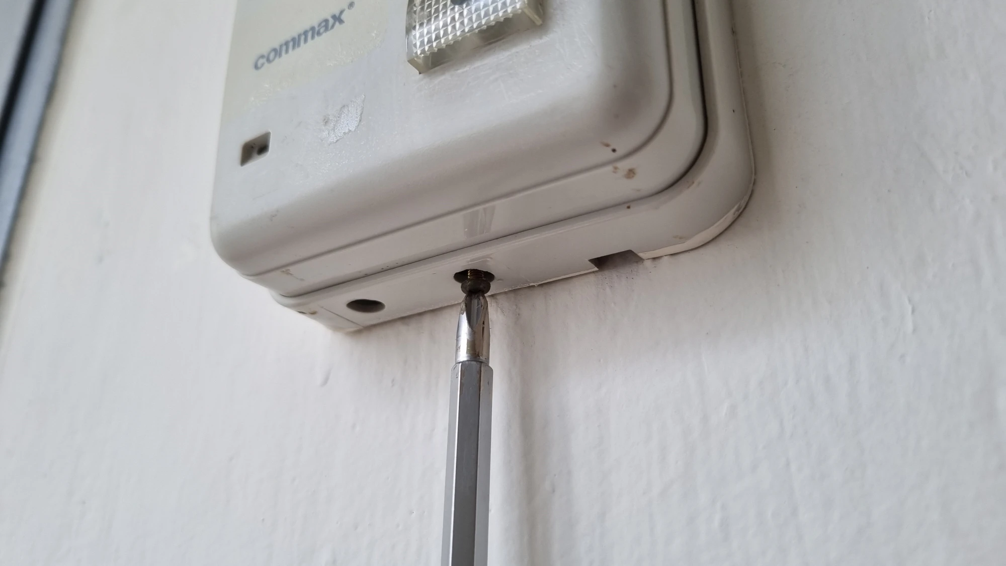 초인종 고정볼트 푸는 모습