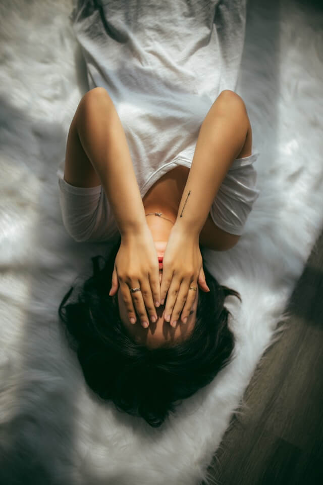 스트레스를 받고 있는 사람 사진