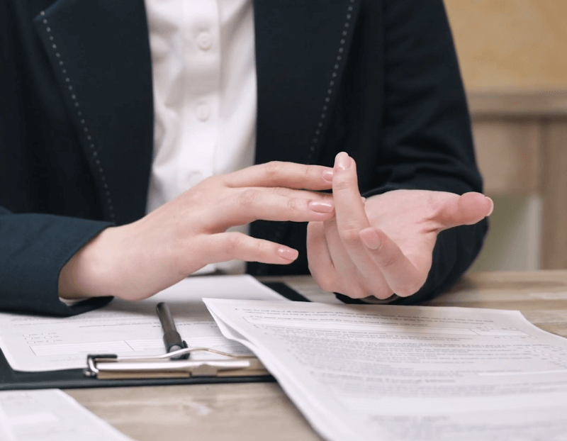 보험-계약하는-사람