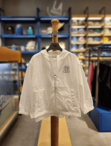 네이버 쇼핑 MLB 홑겹 바람막이 사진입니다.