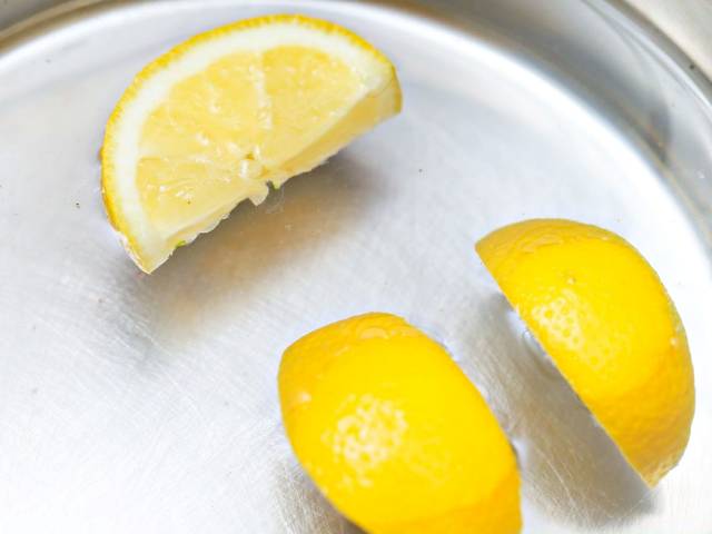 손에 밴 양파냄새 없애는법