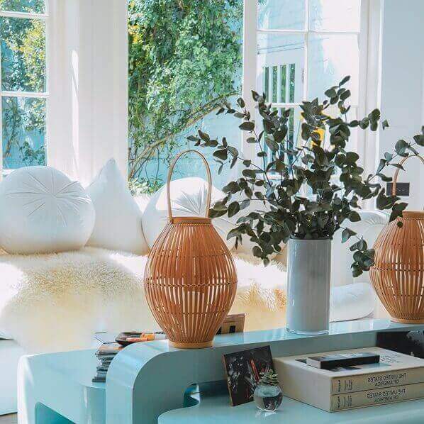 하얀-창과-나무가-있는-실내-공간