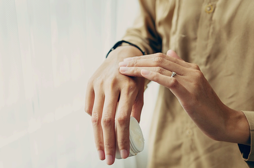 후천성 표피수포증, 피가 나는 수포를 동반하는 희귀 질환