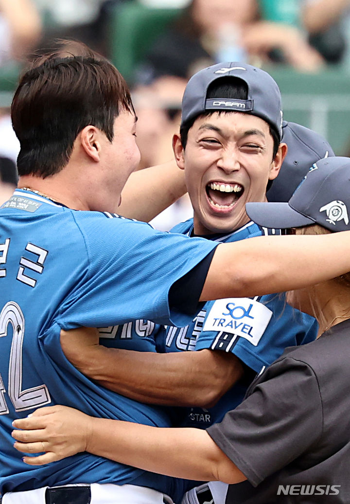 롯데 자이언츠의 황성빈과 정보근, 썸머레이스 우승! 팬들과 함께 한 감동의 순간