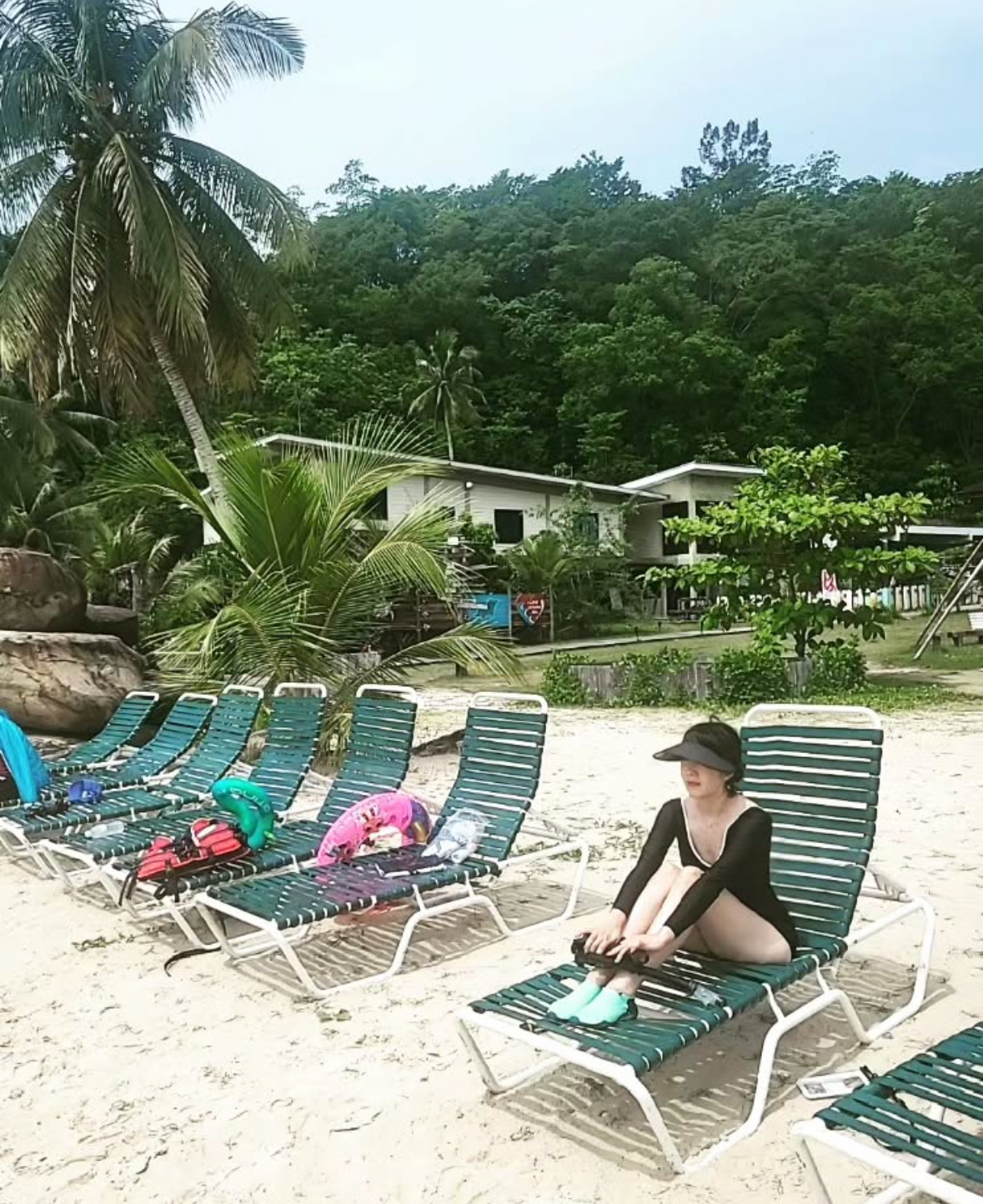 코타키나발루 섬투어 해변에서 선베드에 앉아 휴식 중인 내 사진