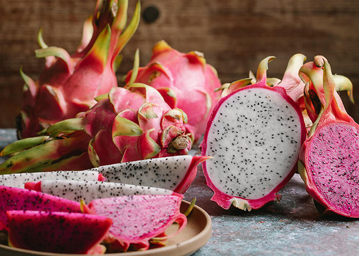 속이 하얀용과와 빨간 용과가 접시위에 담겨져 있다