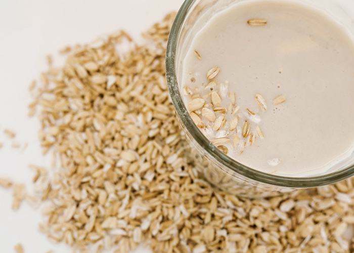 귀리와 귀리음료가 놓여져 있다