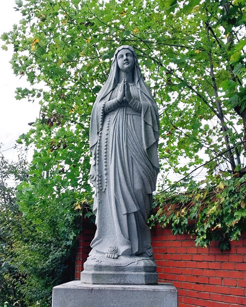 전주 금암동성당 안에 있는 성모상입니다.