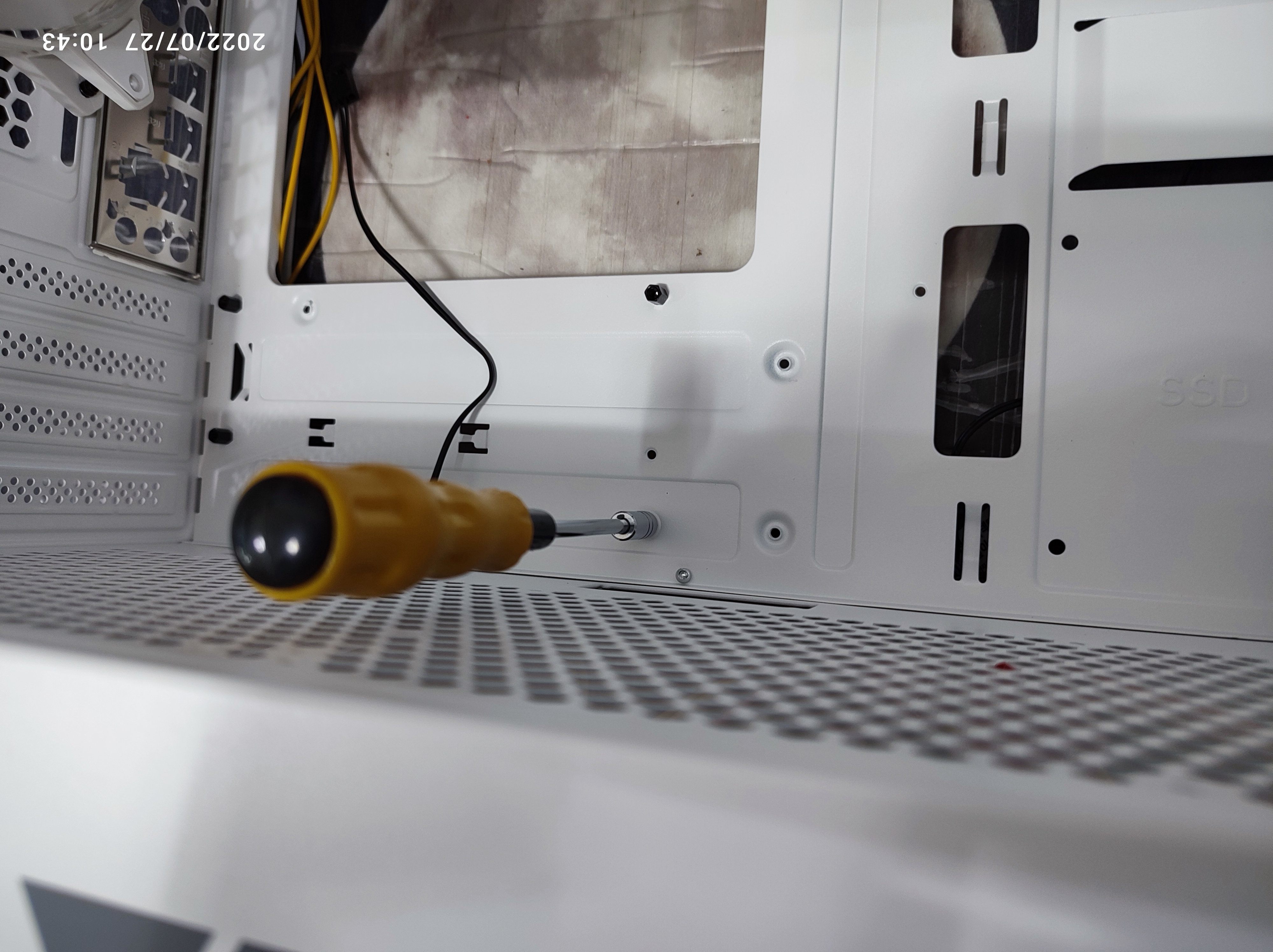 메인보드 서포트 볼트의 위치 조정 중