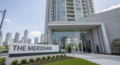 아파트 단지 안내판과 입구