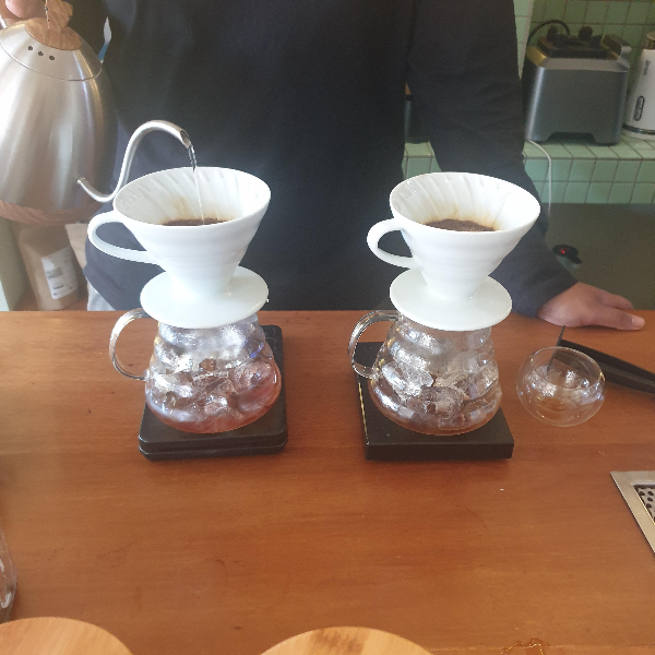 발리 카페 투어 : 우붓 커피 로스터리(Obud Coffee Roastery) _추출 모습