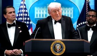 백악관 만찬 총격 아수라장 트럼프 피신 범인 직업 교사 속보(영상)