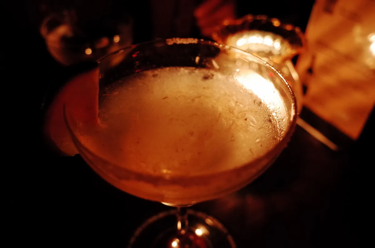 상하이 재즈 바 J자 Club에서 즐기는 시원하고 부드러운 거품의 칵테일 한 잔