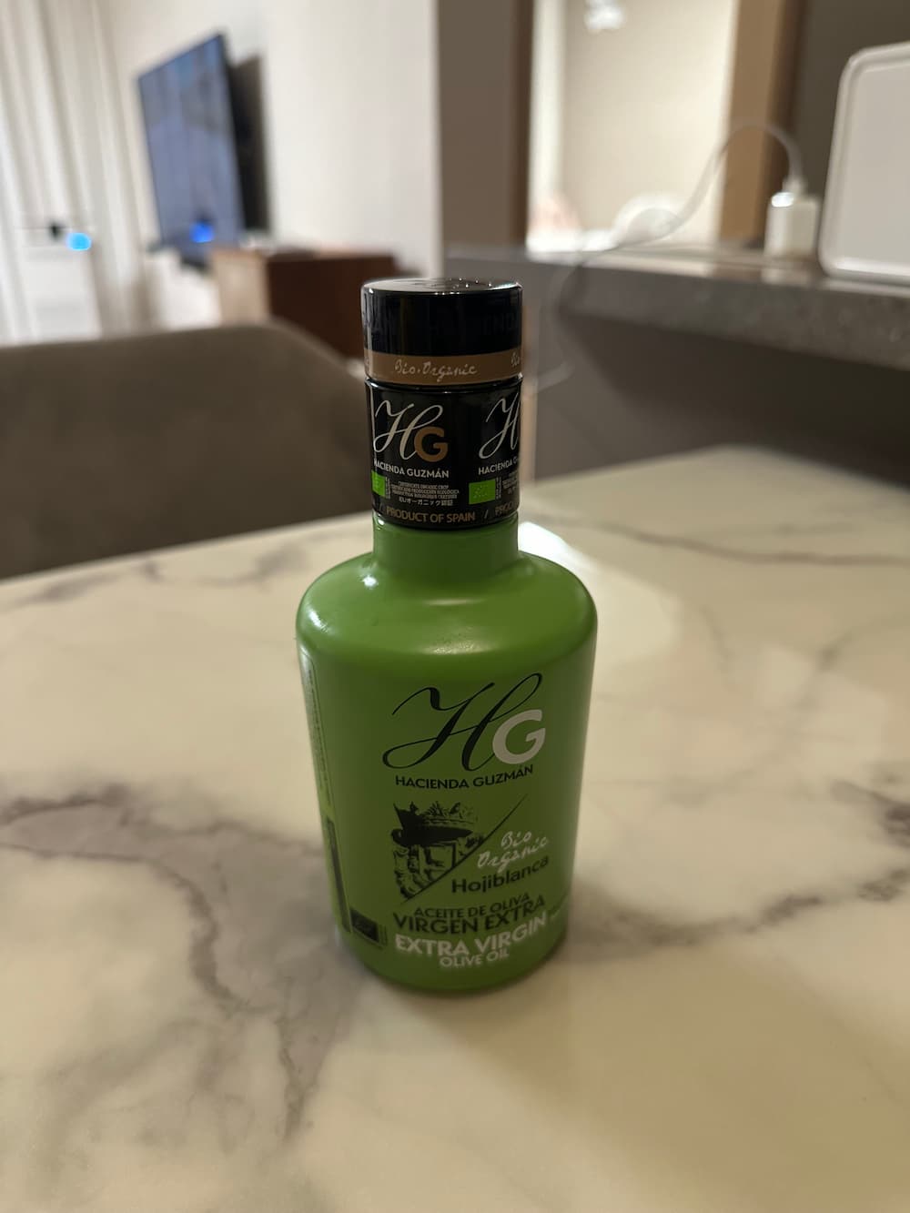 엑스트라버진 병과 계량스푼 15ml 클로즈업