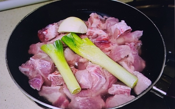 대파와 양파를 넣고 고기 삶기