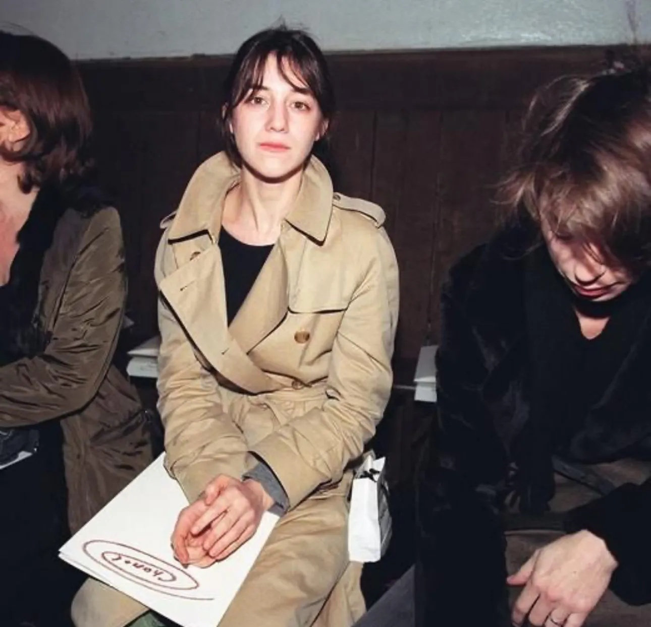 가을 트렌치코트,트렌치코트 스타일링, 샤를로뜨 갱스부르, 제인 버킨, 프렌치 시크, 프렌치 패션,클래식 아우터,여성 트렌치코트, 셀럽 스타일, 버버리 트렌치코트