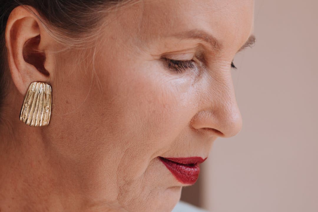 정적인 분위기 속 집중하는 시니어 여성, 창업 아이디어 구상 장면