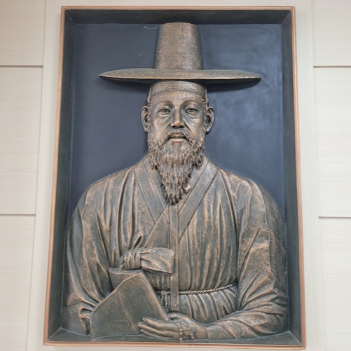 사진은 군산 조촌동성당의 주보성인 성 정하상 바오로 성인 부조 작품입니다.

정하상 바오로 성인은 대표적인 평신도 지도자 중 한 분이였습니다.