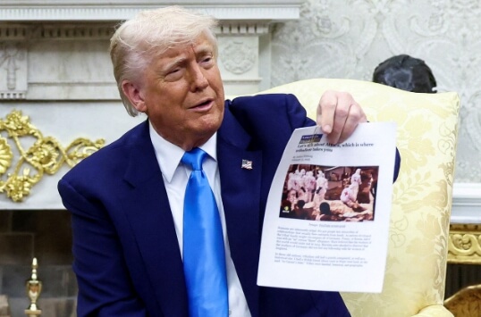 학살 자료를 제시하는 트럼프 대통령