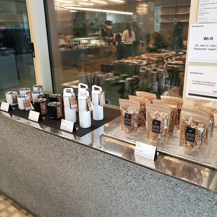 인포메이션카페에는-수제그래놀라와-카페-굿즈인-머그컵-텀블러가-있다