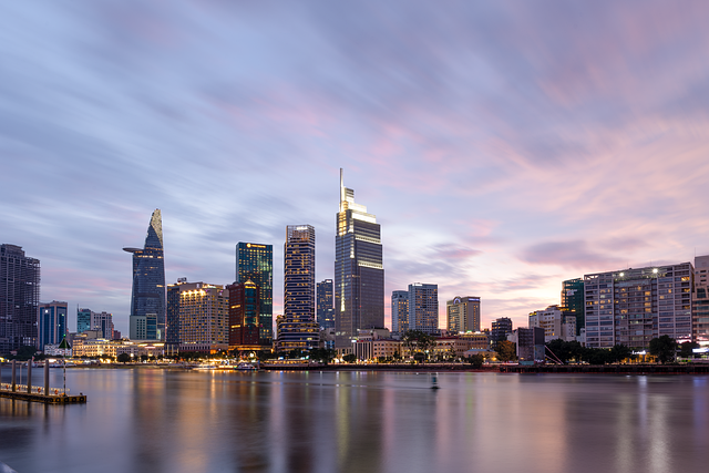 금융 중심 도시의 현대적 스카이라인 사진