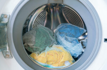 빨래가 들어 있는 드럼세탁기 사진