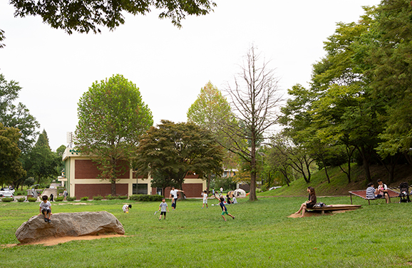 공원에서 아이들이 뛰어 노는 모습