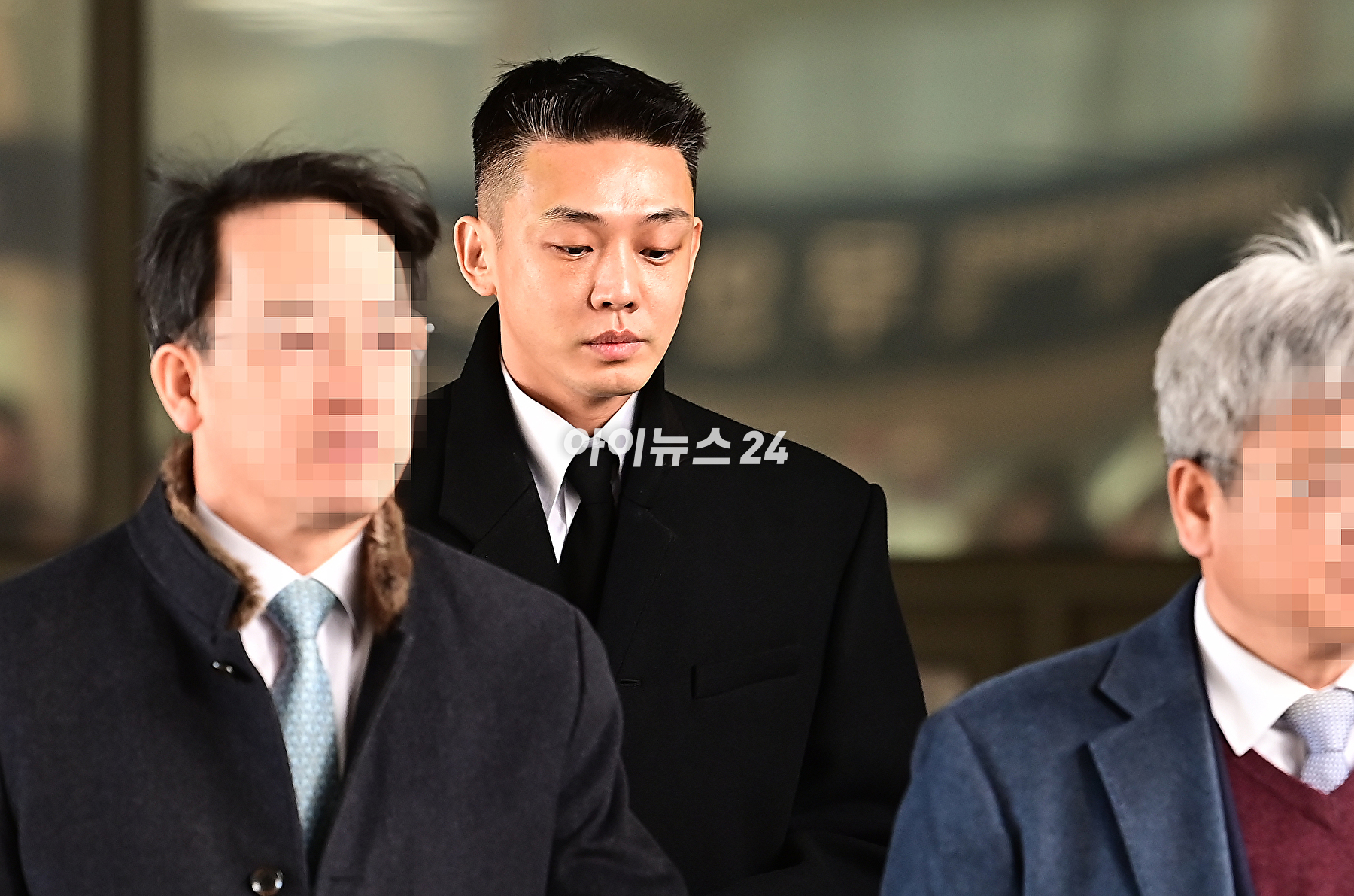 마약류 관리에 관한 법률 위반(향정) 등 혐의로 기소된 배우 유아인(본명 엄홍식)이 22일 오전 서울 서초구 중앙지법에서 열린 2차 공판을 마치고 법원을 나서고 있다. [사진=곽영래 기자]