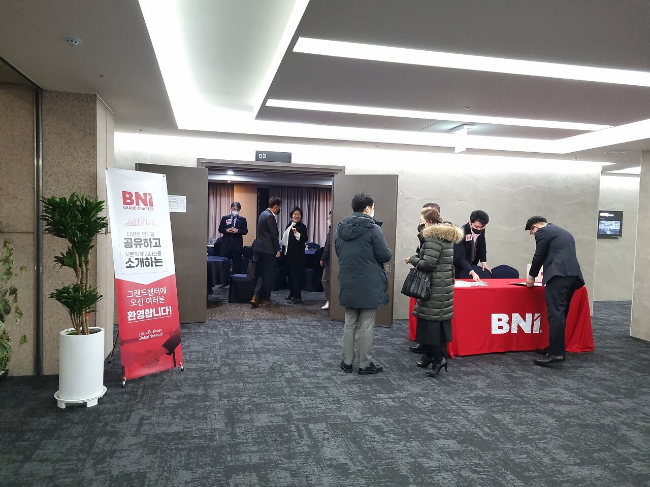 BNI 성남 그랜드 챕터 주간회의 도어퍼슨팀에서 멤버들을 안내하고 있습니다.