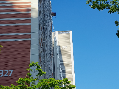 아파트 이삿짐 사다리차로 운반 중