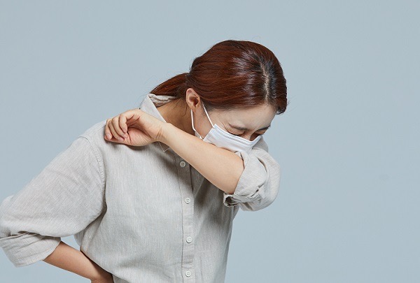 천식 증상 종류 특징 약물 관리 방법, 기침하는 사진