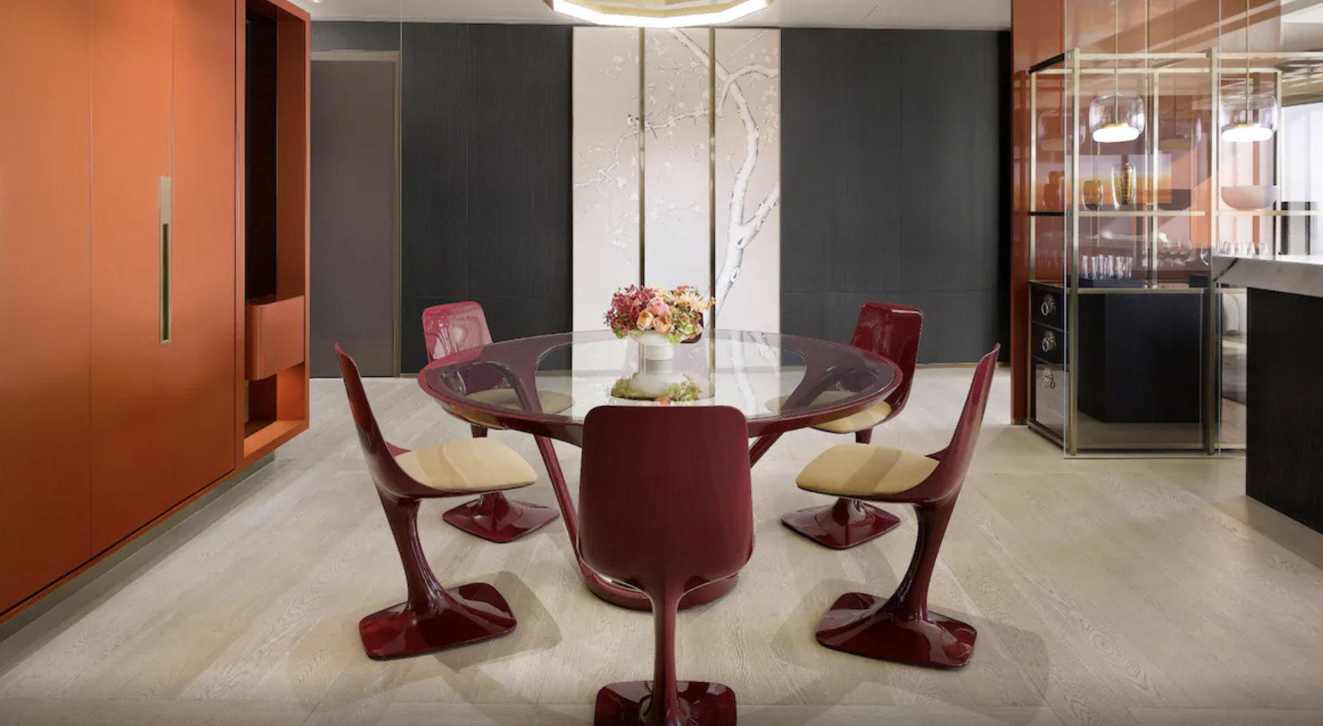 디플로매틱 스위트