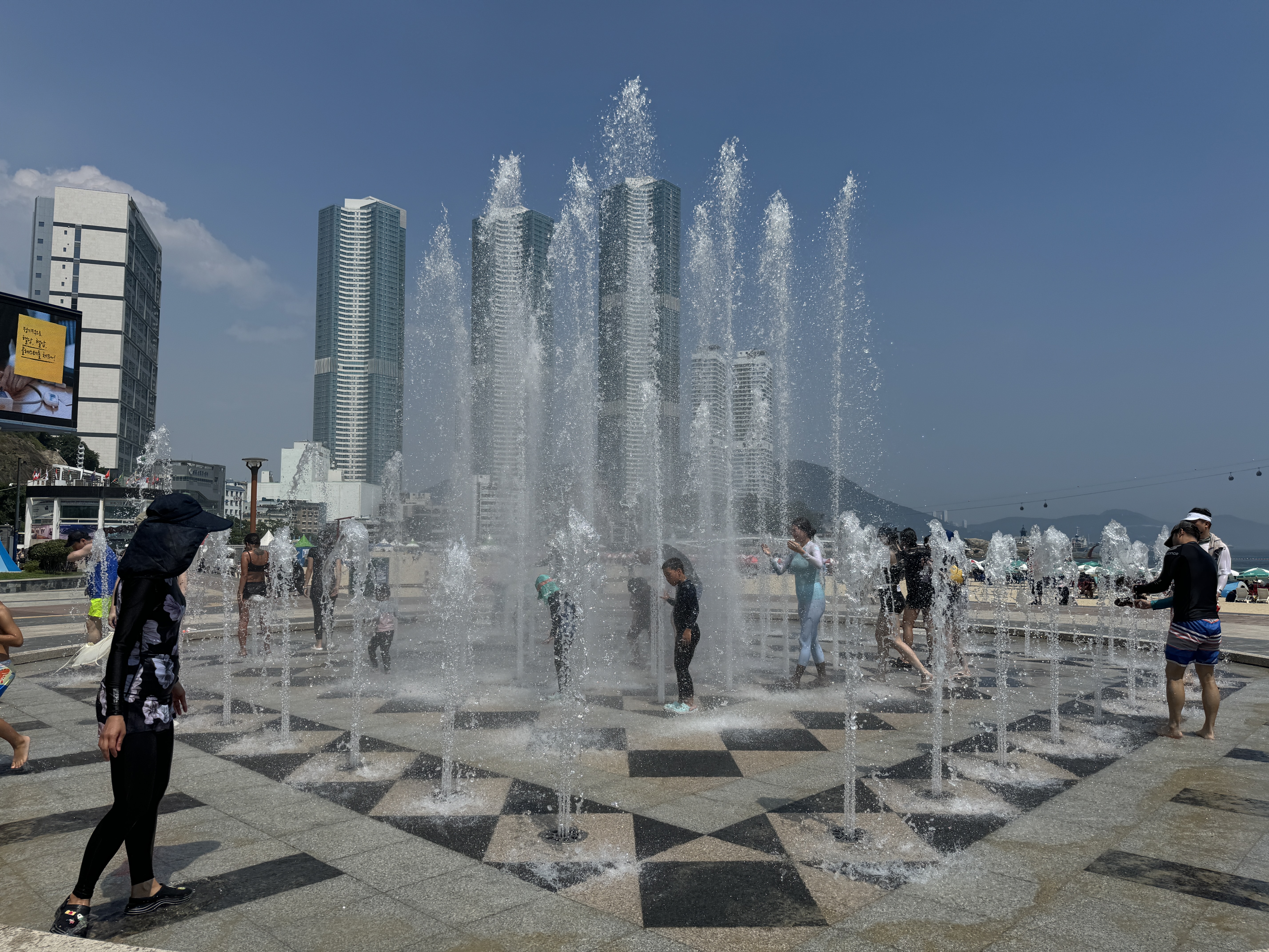 부산-송도-해수욕장-중앙광장-바닥분수-가동